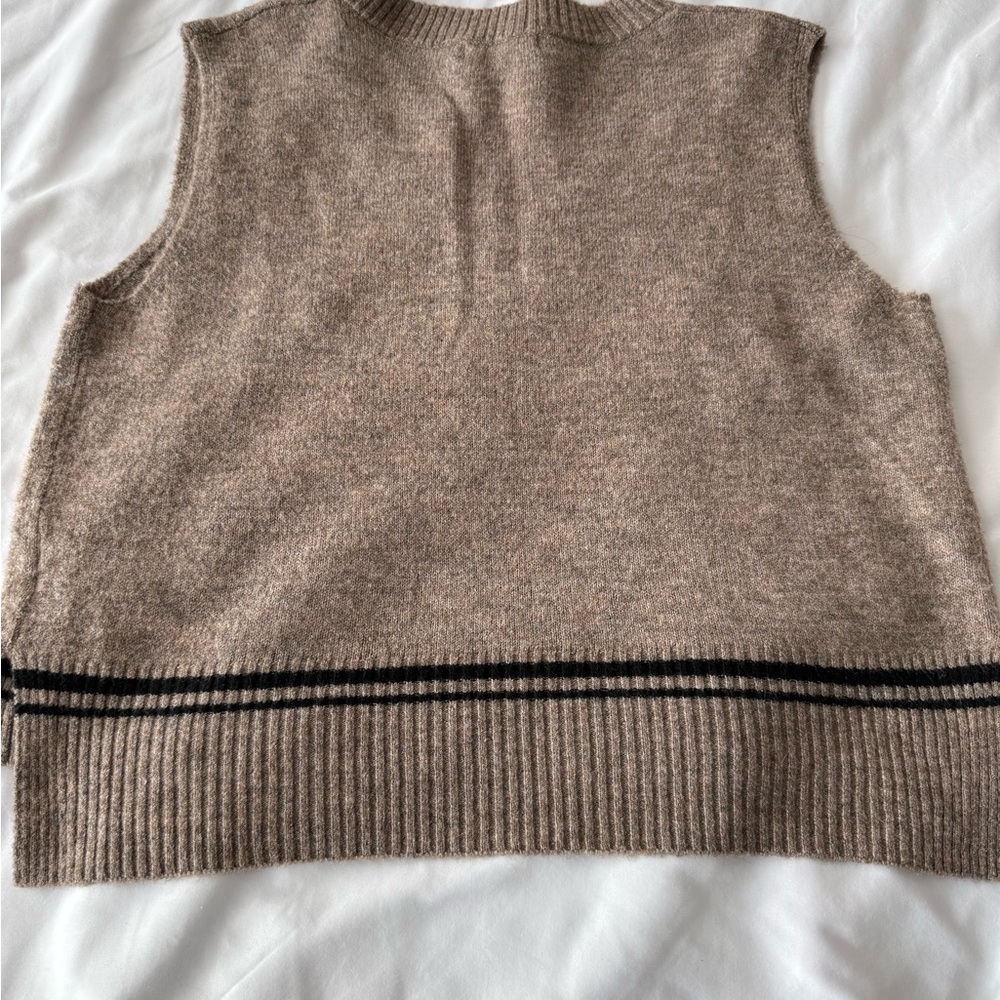 Madewell Cable Knit V-Neck Sweater Vest in Taupe - Picture 4 of 4